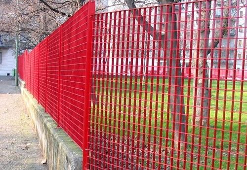 红色钢格板护栏
